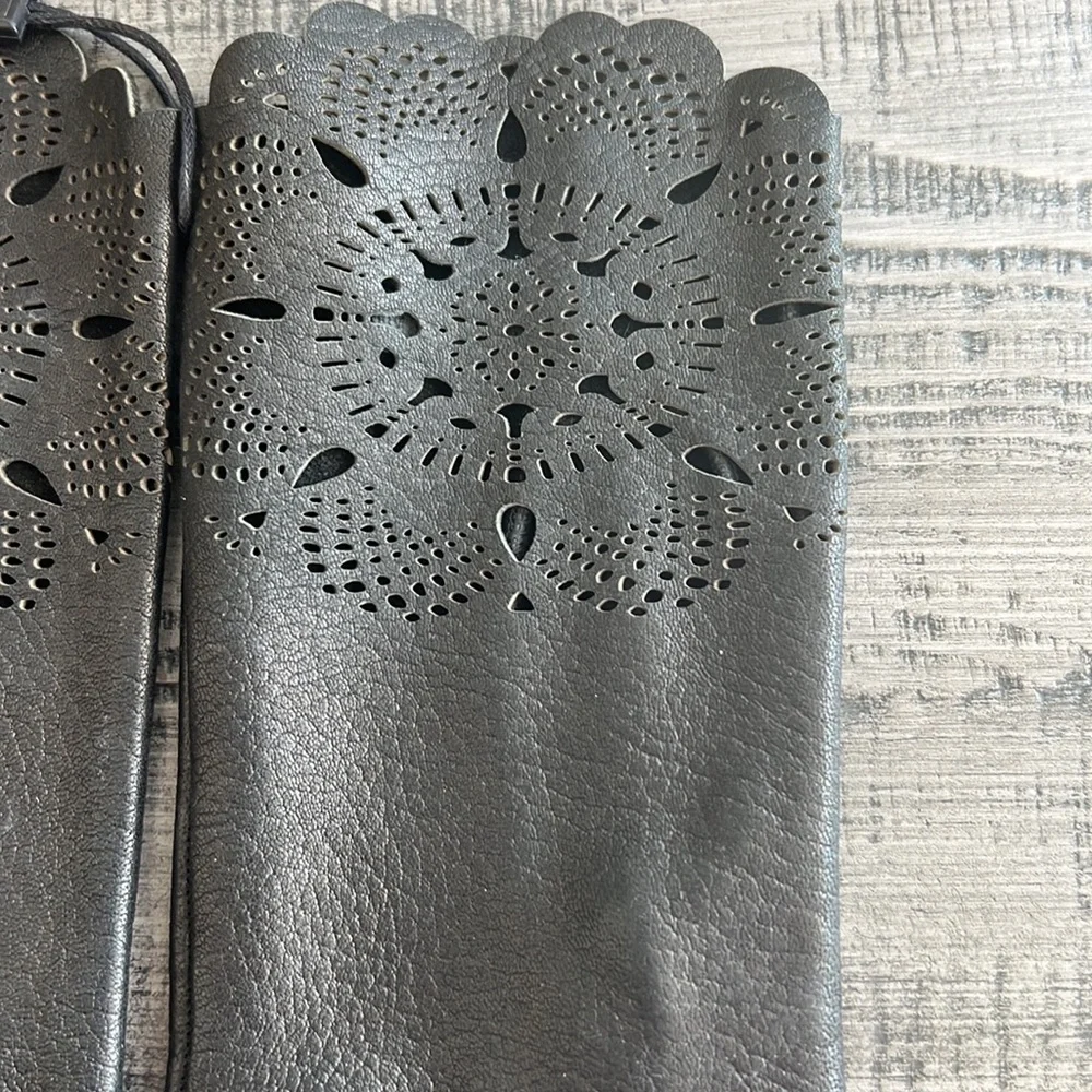 Burberry Leather Primrose gloves - Picture 6 of 17